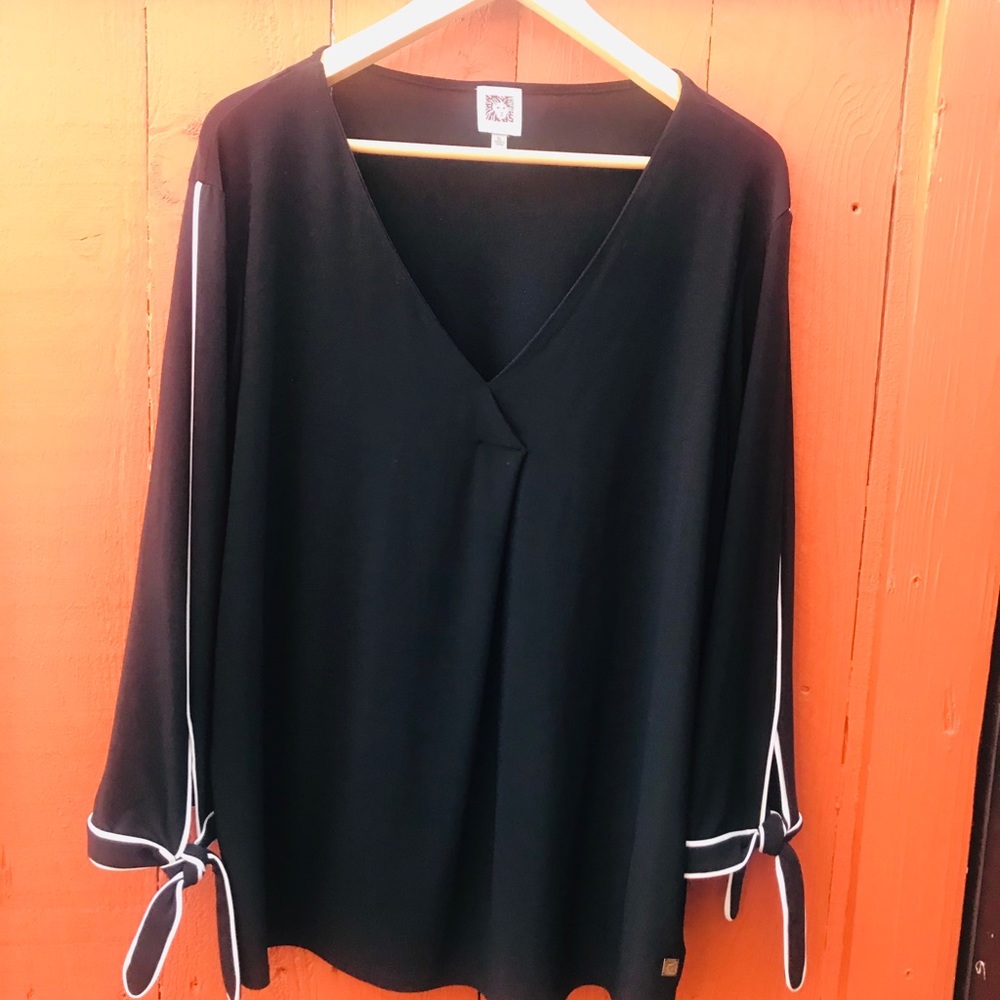Long sleeve black with white lining sleeve